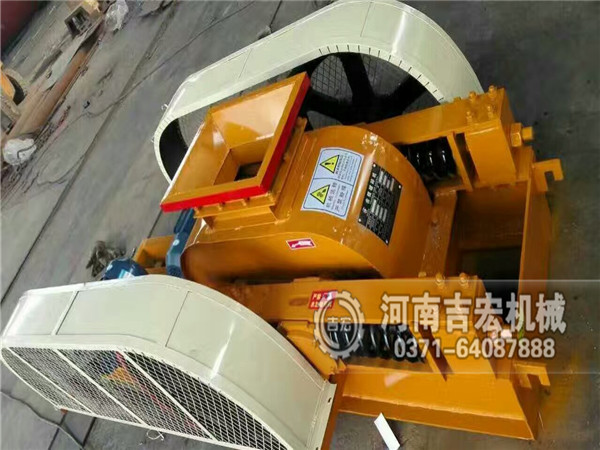 小型對輥破碎機發(fā)貨現場