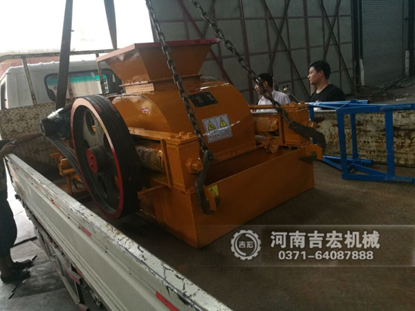 400&times;500雙齒輥破碎機發(fā)往廣東_破碎煤矸石