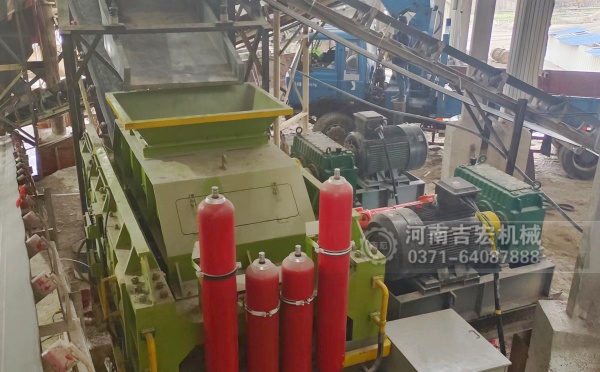 破碎輝綠巖總走彎路？對(duì)輥機(jī)用實(shí)力告訴你：選對(duì)設(shè)備多重要！